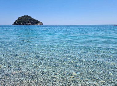 Ligurya 'daki Akdeniz' in kristal berrak suları yoğun turkuaz ve tuzluluk aromalı sağlıklı bir banyo için mavi yansımalarla. Denizin cazibesi diurnal ve gececidir..