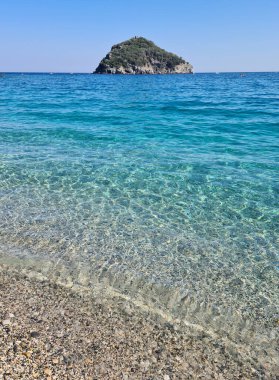 Ligurya 'daki Akdeniz' in kristal berrak suları yoğun turkuaz ve tuzluluk aromalı sağlıklı bir banyo için mavi yansımalarla. Denizin cazibesi diurnal ve gececidir..