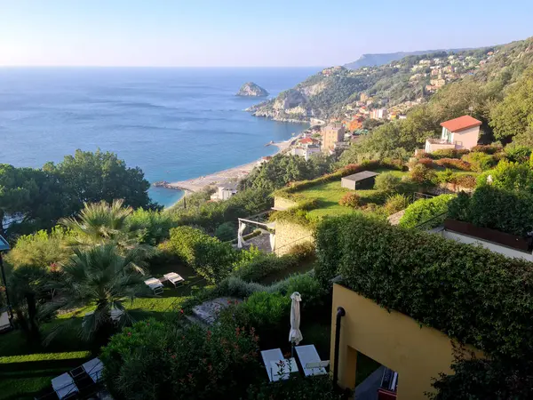 Bergeggi sakin ve pitoresk bir Ligurian köyüdür. Bergeggi körfezi üzerinde harika bir ada olan mavi denize tepeden bakar..