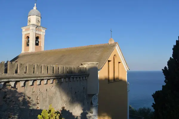 Bergeggi sakin ve pitoresk bir Ligurian köyüdür. Bergeggi körfezi üzerinde harika bir ada olan mavi denize tepeden bakar..