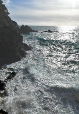 Deniz her zaman büyüleyicidir, hava kötüyken, güçlü dalgalar kayalara çarptığında, ve tuz spreyinin kokusu, ama aynı zamanda bulutlar suya derin renkler verdiğinde..