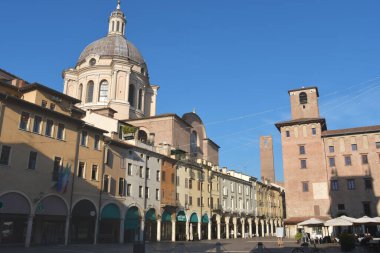 Mantua 'nın Piazza delle Erbe' si Rönesans 'tır. Kubbesi ve çan kulesi olan Sant' Andrea, Broletto, Palazzo Cervetta, San Lorenzo rotundası ve astronomik saat..