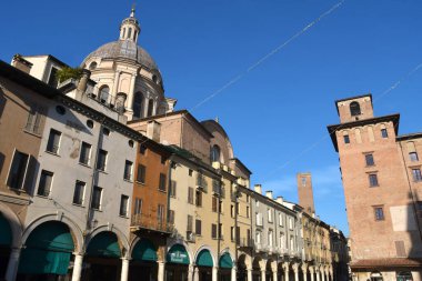 Mantua 'nın Piazza delle Erbe' si Rönesans 'tır. Kubbesi ve çan kulesi olan Sant' Andrea, Broletto, Palazzo Cervetta, San Lorenzo rotundası ve astronomik saat..