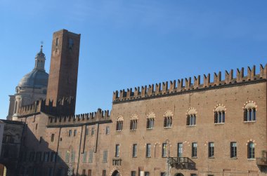 Mantua 'daki Piazza Sordello' nun Torre della Gabbia 'daki Palazzo Ducale ve Palazzo Acerbi gibi olağanüstü ortaçağ sarayları vardır.