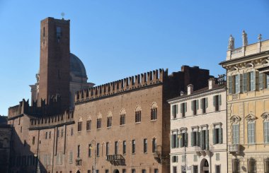 Mantua 'daki Piazza Sordello' nun Torre della Gabbia 'daki Palazzo Ducale ve Palazzo Acerbi gibi olağanüstü ortaçağ sarayları vardır.