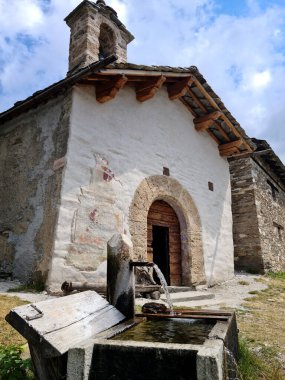 İtalya 'nın kuzeyindeki Piedmont Alpleri' nin zirvelerinden taze erimiş karlar akan bir çeşmesi olan çok basit bir dağ kilisesi..