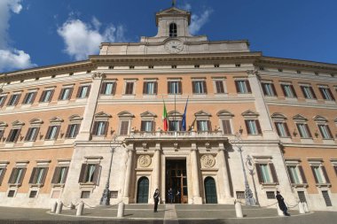 Palazzo Montecitorio Piazza del Parlamento 'da, Piazza di Monte Citorio yakınlarında. İtalya Cumhuriyeti Milletvekilleri Meclisi ve İtalya Parlamentosu 'na ev sahipliği yapar.
