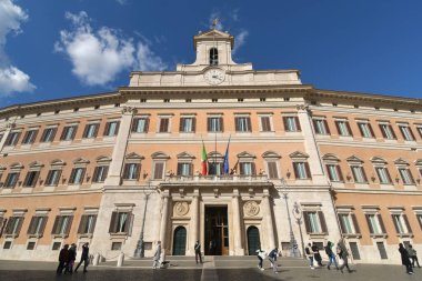 Palazzo Montecitorio Piazza del Parlamento 'da, Piazza di Monte Citorio yakınlarında. İtalya Cumhuriyeti Milletvekilleri Meclisi ve İtalya Parlamentosu 'na ev sahipliği yapar.
