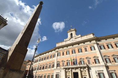 Palazzo Montecitorio Piazza del Parlamento 'da, Piazza di Monte Citorio yakınlarında. İtalya Cumhuriyeti Milletvekilleri Meclisi ve İtalya Parlamentosu 'na ev sahipliği yapar.