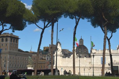 Roma ve Vatikan 'ın cazibesi fıskiyelerde, heykellerde, Akdeniz çamlarında ve tarihte zengin harabelerde. Quirinal 'dan Konstantin ve Trevi kemerine.