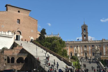 Roma ve Vatikan 'ın cazibesi fıskiyelerde, heykellerde, Akdeniz çamlarında ve tarihte zengin harabelerde. Quirinal 'dan Konstantin ve Trevi kemerine.
