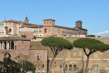 Trajan 'ın forumu, Trajan' ın pazarları ve ortaçağ kaynaklı binalar son derece zengin tarihi katmanlarda antik harabelerde ortaya çıktı.