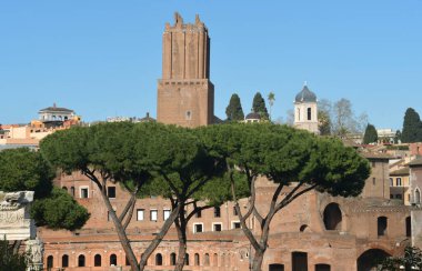Trajan 'ın forumu, Trajan' ın pazarları ve ortaçağ kaynaklı binalar son derece zengin tarihi katmanlarda antik harabelerde ortaya çıktı.