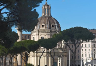 Roma 'nın kubbeleri İtalya' nın ebedi şehir başkentini büyülü hale getiriyor. Trajan Forum ve Santa Maria di Loreto 'da Meryem' in en kutsal kilisesindekiler burada.