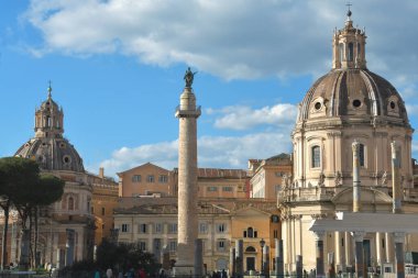 Roma 'nın kubbeleri İtalya' nın ebedi şehir başkentini büyülü hale getiriyor. Trajan Forum ve Santa Maria di Loreto 'da Meryem' in en kutsal kilisesindekiler burada.