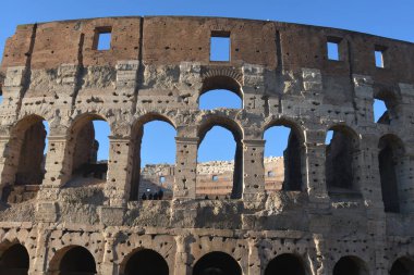 Antik Romalılar tarafından Amphitheatrum Flavium olarak adlandırılan Kolezyum, Antik Roma 'nın en ünlü ve etkileyici anıtı ve dünyanın en büyük amfitiyatrosudur..