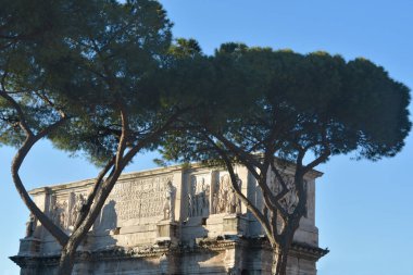 Roma ve Vatikan 'ın cazibesi fıskiyelerde, heykellerde, Akdeniz çamlarında ve tarihte zengin harabelerde. Quirinal 'dan Konstantin ve Trevi kemerine.