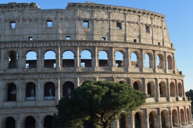 Antik Romalılar tarafından Amphitheatrum Flavium olarak adlandırılan Kolezyum, Antik Roma 'nın en ünlü ve etkileyici anıtı ve dünyanın en büyük amfitiyatrosudur..
