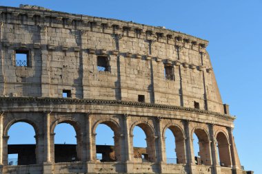Antik Romalılar tarafından Amphitheatrum Flavium olarak adlandırılan Kolezyum, Antik Roma 'nın en ünlü ve etkileyici anıtı ve dünyanın en büyük amfitiyatrosudur..