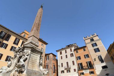 Roma 'daki Panthaon çeşmesi Giacomo della Porta tarafından 1500' lerin sonlarında Papa XII. John Boncompagni 'nin papalığı altında inşa edilmiş bir başyapıttır..