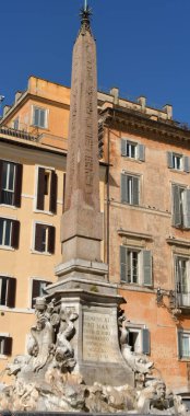 Roma 'daki Panthaon çeşmesi Giacomo della Porta tarafından 1500' lerin sonlarında Papa XII. John Boncompagni 'nin papalığı altında inşa edilmiş bir başyapıttır..