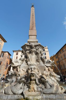 Roma 'daki Panthaon çeşmesi Giacomo della Porta tarafından 1500' lerin sonlarında Papa XII. John Boncompagni 'nin papalığı altında inşa edilmiş bir başyapıttır..