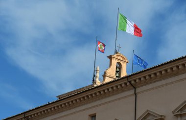 Roma ve Vatikan 'ın cazibesi fıskiyelerde, heykellerde, Akdeniz çamlarında ve tarihte zengin harabelerde. Quirinal 'dan Konstantin ve Trevi kemerine.