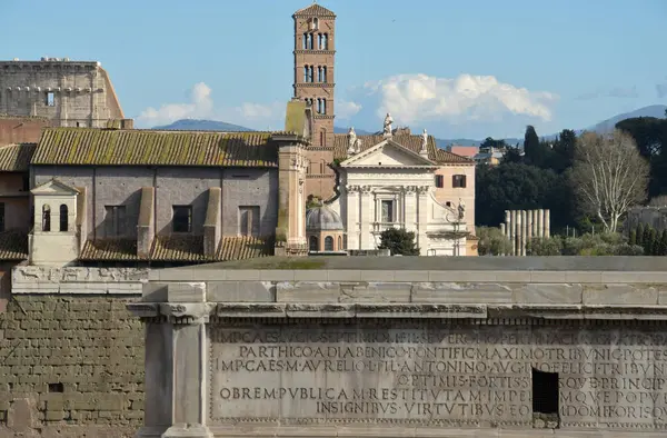 Görkemli mimari, ünlü kolezyum ve tarihi yapıların yer aldığı Roma manzarasını doldurur. Ziyaretçiler güneşli bir günde bu antik mekanlara hayran kalırlar..