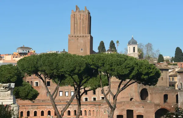 Trajan 'ın forumu, Trajan' ın pazarları ve ortaçağ kaynaklı binalar son derece zengin tarihi katmanlarda antik harabelerde ortaya çıktı.