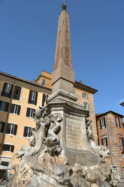 Roma 'daki Panthaon çeşmesi Giacomo della Porta tarafından 1500' lerin sonlarında Papa XII. John Boncompagni 'nin papalığı altında inşa edilmiş bir başyapıttır..