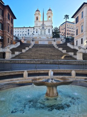 Fontana della Barcaccia, Roma 'da Piazza di Spagna' da bulunan bir çeşmedir.