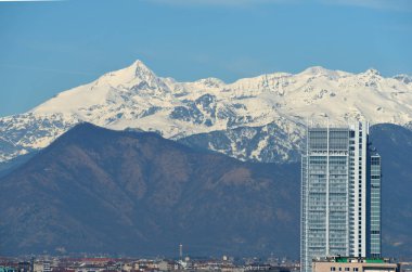 Torino, Mole Antonelliana, Valentino, Po, Superga ve tüm şehir için zemin hazırlayan kar kaplı Alpler tarafından çevrelenmiş bir şehirdir..