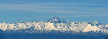 Torino, Mole Antonelliana, Valentino, Po, Superga ve tüm şehir için zemin hazırlayan kar kaplı Alpler tarafından çevrelenmiş bir şehirdir..