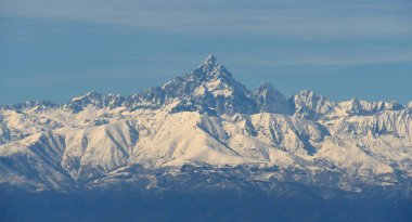 Torino, Mole Antonelliana, Valentino, Po, Superga ve tüm şehir için zemin hazırlayan kar kaplı Alpler tarafından çevrelenmiş bir şehirdir..