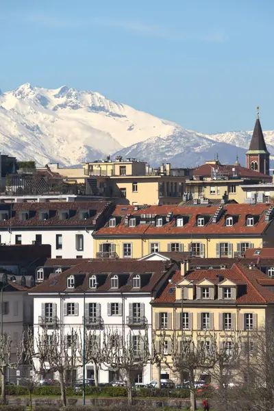 Torino, Mole Antonelliana, Valentino, Po, Superga ve tüm şehir için zemin hazırlayan kar kaplı Alpler tarafından çevrelenmiş bir şehirdir..