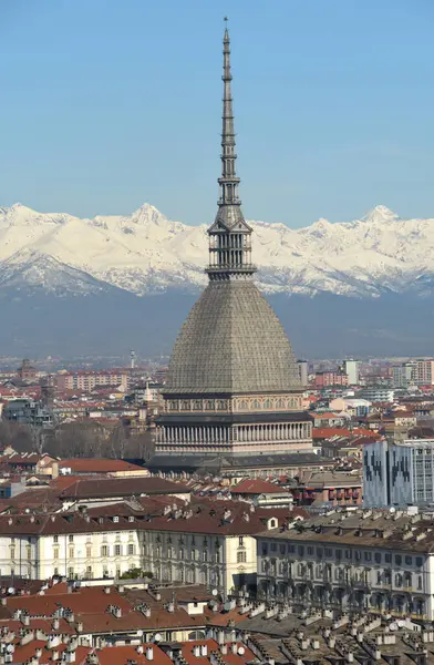 Torino, Mole Antonelliana, Valentino, Po, Superga ve tüm şehir için zemin hazırlayan kar kaplı Alpler tarafından çevrelenmiş bir şehirdir..