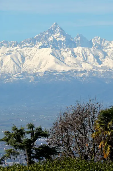 Torino, Mole Antonelliana, Valentino, Po, Superga ve tüm şehir için zemin hazırlayan kar kaplı Alpler tarafından çevrelenmiş bir şehirdir..