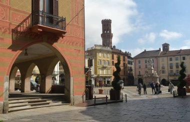 Piazza Cavour, Vercelli 'nin en önemli meydanıdır. Cavour, antik binaların trompet l 'oeil' i ve taş zemin adanmış heykeliyle ünlüdür..
