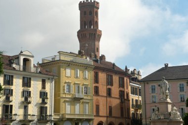 Piazza Cavour, Vercelli 'nin en önemli meydanıdır. Cavour, antik binaların trompet l 'oeil' i ve taş zemin adanmış heykeliyle ünlüdür..