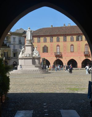Piazza Cavour, Vercelli 'nin en önemli meydanıdır. Cavour, antik binaların trompet l 'oeil' i ve taş zemin adanmış heykeliyle ünlüdür..