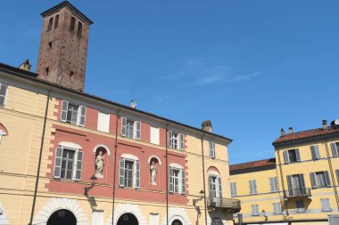 Piazza Cavour, Vercelli 'nin en önemli meydanıdır. Cavour, antik binaların trompet l 'oeil' i ve taş zemin adanmış heykeliyle ünlüdür..