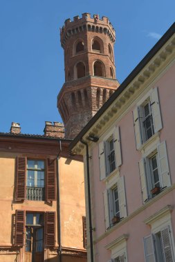 Piazza Cavour, Vercelli 'nin en önemli meydanıdır. Cavour, antik binaların trompet l 'oeil' i ve taş zemin adanmış heykeliyle ünlüdür..