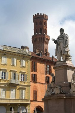 Piazza Cavour, Vercelli 'nin en önemli meydanıdır. Cavour, antik binaların trompet l 'oeil' i ve taş zemin adanmış heykeliyle ünlüdür..