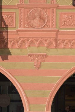 Piazza Cavour, Vercelli 'nin en önemli meydanıdır. Cavour, antik binaların trompet l 'oeil' i ve taş zemin adanmış heykeliyle ünlüdür..