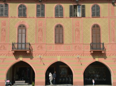 Piazza Cavour, Vercelli 'nin en önemli meydanıdır. Cavour, antik binaların trompet l 'oeil' i ve taş zemin adanmış heykeliyle ünlüdür..