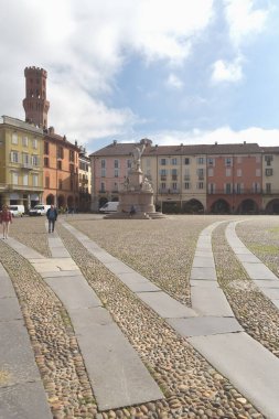 Piazza Cavour, Vercelli 'nin en önemli meydanıdır. Cavour, antik binaların trompet l 'oeil' i ve taş zemin adanmış heykeliyle ünlüdür..