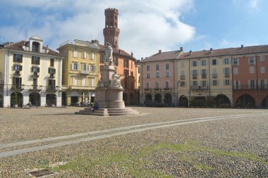 Piazza Cavour, Vercelli 'nin en önemli meydanıdır. Cavour, antik binaların trompet l 'oeil' i ve taş zemin adanmış heykeliyle ünlüdür..
