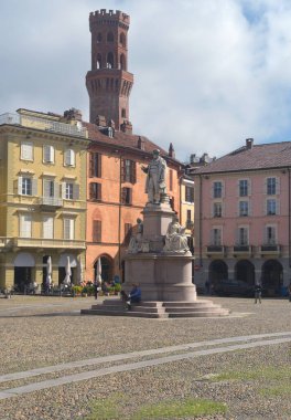 Piazza Cavour, Vercelli 'nin en önemli meydanıdır. Cavour, antik binaların trompet l 'oeil' i ve taş zemin adanmış heykeliyle ünlüdür..