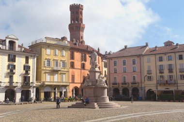 Piazza Cavour, Vercelli 'nin en önemli meydanıdır. Cavour, antik binaların trompet l 'oeil' i ve taş zemin adanmış heykeliyle ünlüdür..