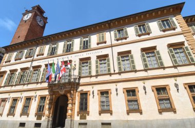 Novara, Piedmont 'ta güzel bir şehir ama Lombardy' ye yakın. Sembolü, Alessandro Antonelli 'nin San Gaudenzio' nun yüksek kubbesi, meydanları ve Broletto 'dur..